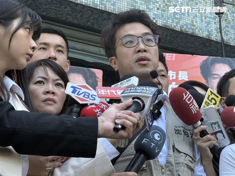 民進黨台北市長參選人沈伯洋前往木新市場掃街拜票(圖/記者劉秀敏攝影)