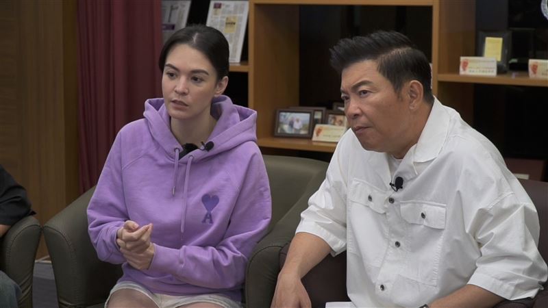 張榕容(左)大學沒夜唱、沒夜衝「連社團都沒有」！曾國城(右)傻眼虧：最不應該的大學生。(圖／YT頻道「你在衝啥!_」提供 )