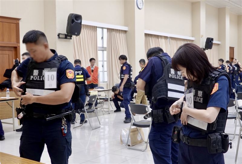 警政署首次開放第一線外勤員警自主報名試穿防彈衣。（圖／翻攝畫面）