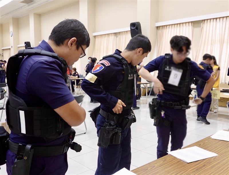 為讓警用防護裝備更貼近第一線外勤員警勤務需求，警政署今年7月辦理「戰術防彈衣3萬9197件」招標作業，採購金額新臺幣11億7591萬元。（圖／翻攝畫面）