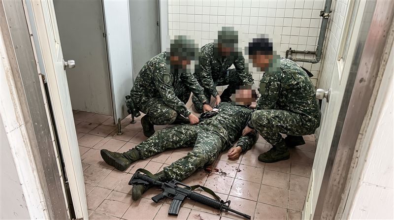 下士於海軍雷達站服役時，領取勤務彈藥後，持T91步槍躲入營區廁所開槍自戕；同袍聽聞槍響及時發現，送醫救回一命。（示意圖／AI製圖）
