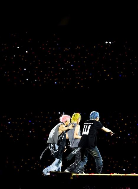 G-DRAGON、太陽與大聲3人合體開唱,全場預計帶來超過30首經典金曲。(圖/翻攝自IG @xxxibgdrgn)