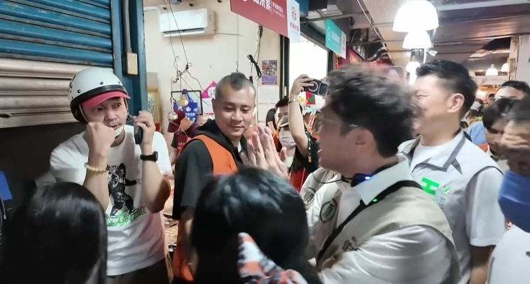 「全聯先生」握拳為沈伯洋加油(圖/翻攝畫面)