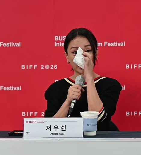 周迅在記者會落淚。(圖/翻攝自YouTube-KoreaFilm 코리아필름)