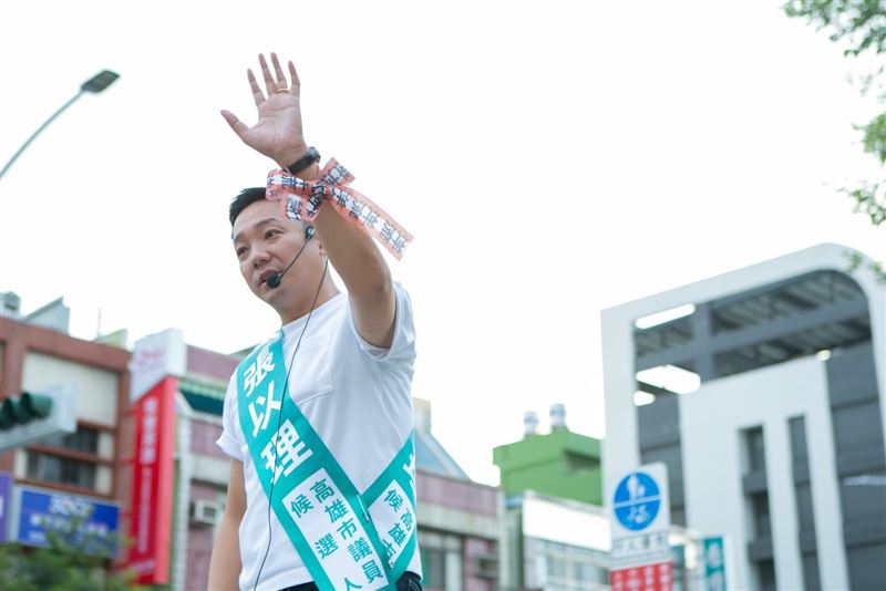 創意競選小物夯，張以理一手「洋流」、一手「隆捲風」掀話題。（圖／張以理提供）