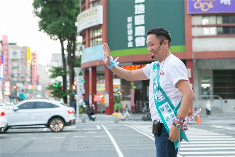 創意競選小物夯，張以理一手「洋流」、一手「隆捲風」掀話題。（圖／張以理提供）
