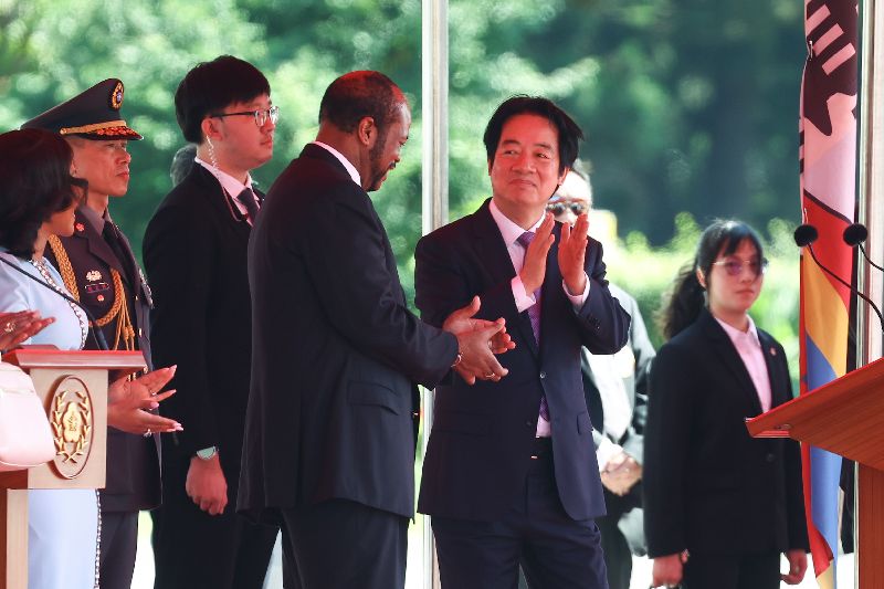 總統賴清德(中右)9日在國家兩廳院廣場主持軍禮,歡迎非洲友邦史瓦帝尼王國國王恩史瓦帝三世(King Mswati Ⅲ)(中左)來訪。(圖/中央社)
