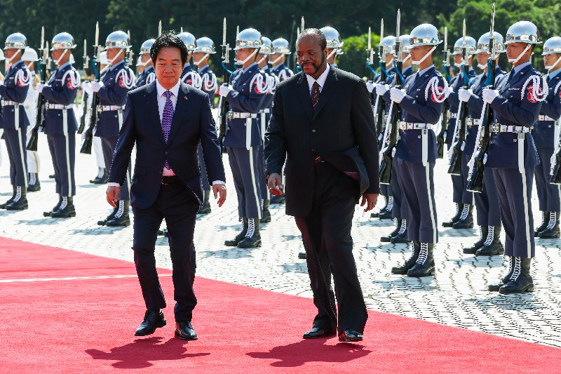 總統賴清德(前左)9日在國家兩廳院廣場主持軍禮,歡迎非洲友邦史瓦帝尼王國國王恩史瓦帝三世(King Mswati Ⅲ)(前右)來訪,兩人走上紅毯接受軍禮致意。(圖/中央社)