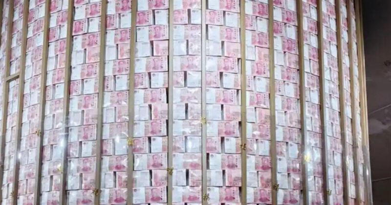 地底33公尺藏1億現金。(圖/翻攝微博)