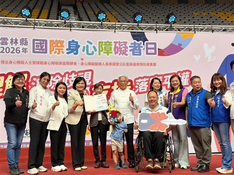 雲林國際身心障礙者日,雲林縣長候選人張嘉郡宣布加碼敬老福利政策。(圖/張嘉郡提供)