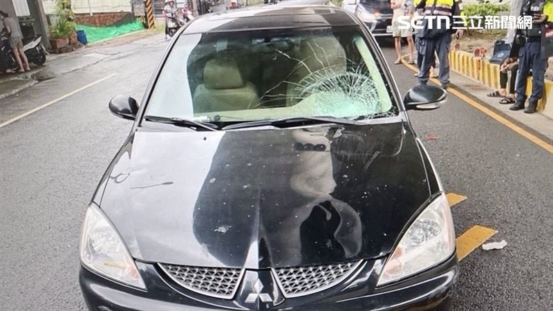 肇事車輛車頭凹陷，擋風玻璃裂出蜘蛛網狀。（圖／翻攝畫面）