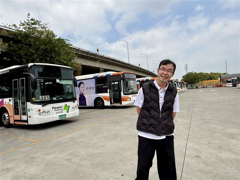 駕駛張鐙元熱心助人的表現高度肯定,車上其他民眾紛紛化身月老幫忙牽紅線。(圖/翻攝畫面)