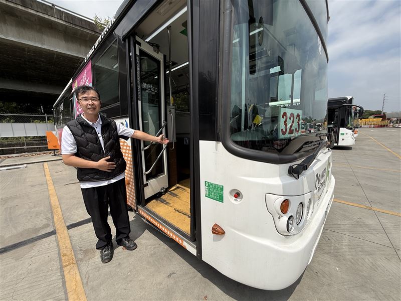 駕駛張鐙元協助暈倒的女乘客送醫,受到全車民眾肯定。(圖/翻攝畫面)