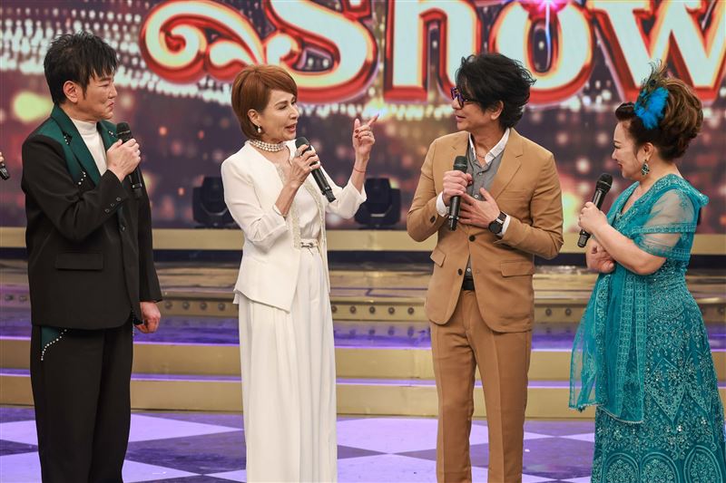陽帆、白冰冰訪問向娃(左2)、荒山亮。(圖/民視提供)