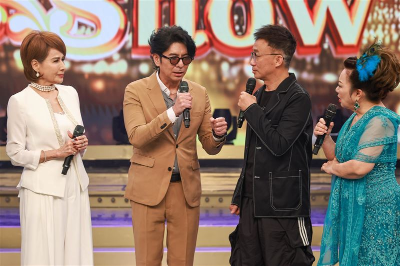 向娃(左起)、荒山亮、許常德、白冰冰同台互動。(圖/民視提供)