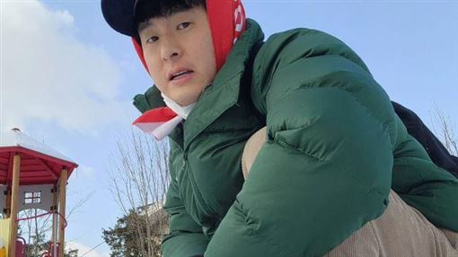 男星生蛋掉地拿湯匙挖吃　驚人畫面網嚇瘋