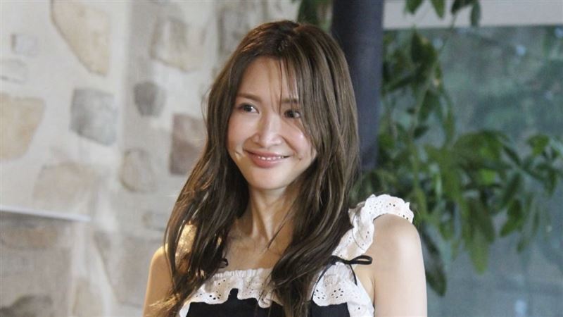 二寶媽女星爆新歡　遭直擊機場牽手圈內人