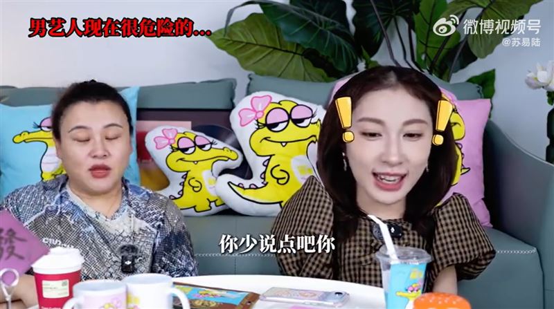 張小婉與經紀人錄製Podcast，沒想到對方語出驚人談起演藝圈潛規則。（圖／翻攝自微博）