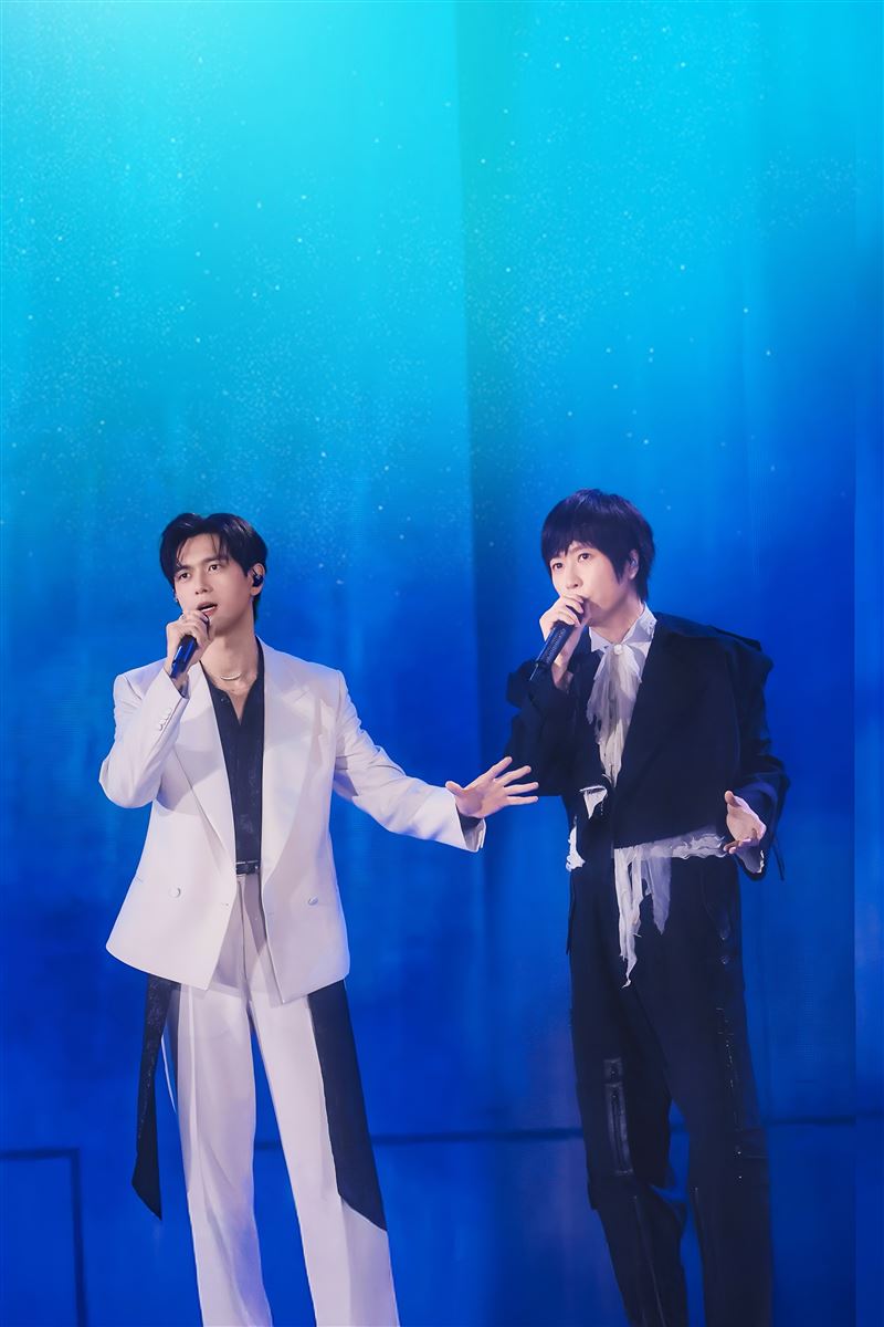 五月天阿信近日在北京鳥巢舉辦《F✦FOREVER恆星之城》演出，驚喜邀請男星李現擔任SOLO嘉賓合唱經典歌曲。（圖／相信音樂提供）