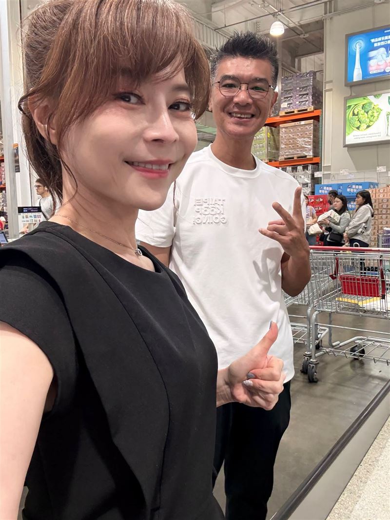 錢怡君和老公、民眾黨基隆市議員參選人李文耀感情恩愛。(圖/翻攝自臉書)