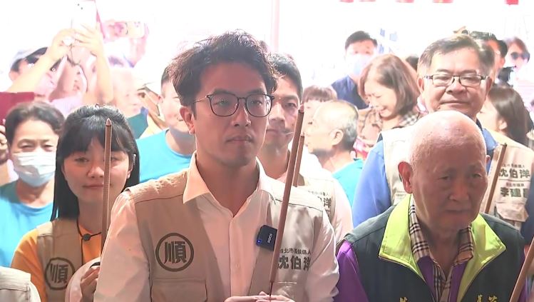 沈伯洋前往南港舊莊福德宮參香（圖／翻攝畫面）