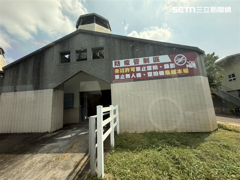 進入國家免疫馬匹畜牧場前,可看到「防疫管制區」的警示字眼,可見其管制嚴謹。(圖/記者簡浩正攝影)