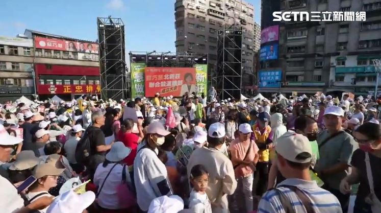 沈伯洋與蘇巧慧合體,現場湧入大批人潮。(圖/翻攝畫面)