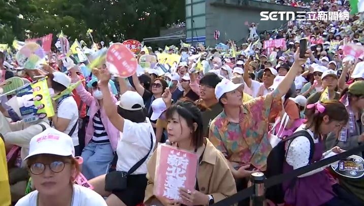 沈伯洋與蘇巧慧合體,現場湧入大批人潮。(圖/翻攝畫面)