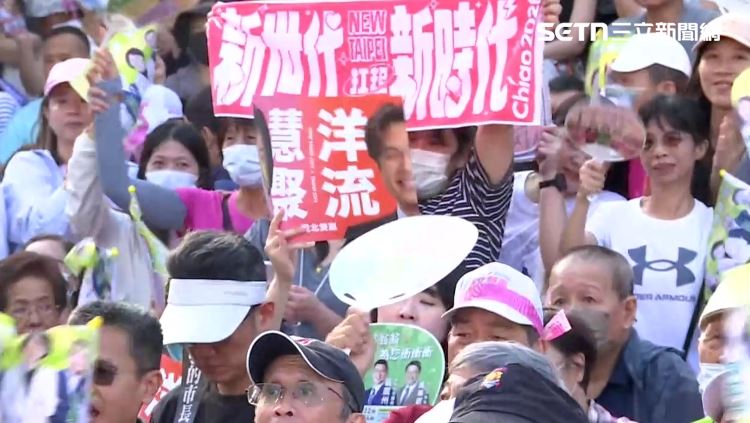 沈伯洋與蘇巧慧合體,現場民眾舉起「洋流慧聚」的文宣。(圖/翻攝畫面)