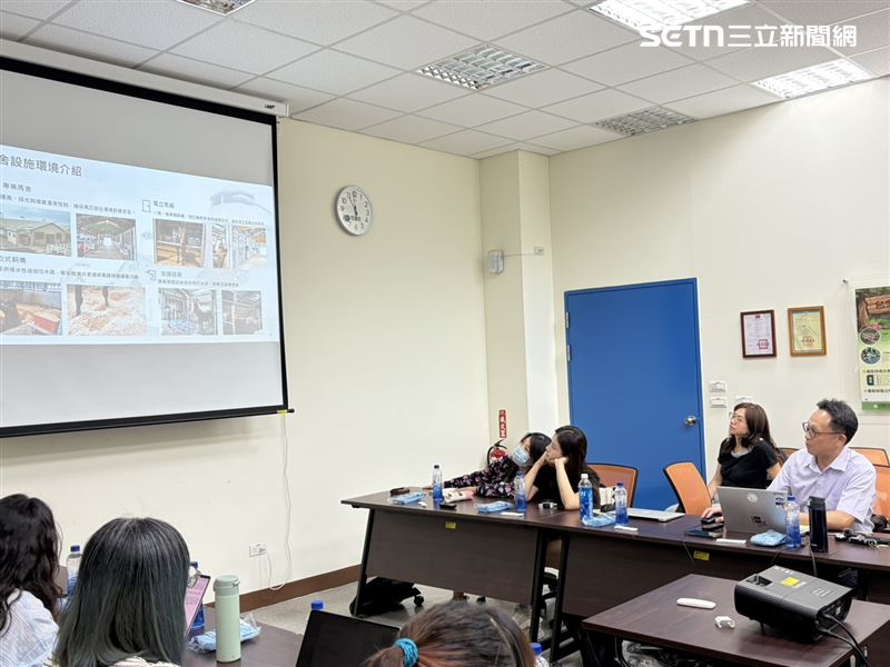 疾管署檢驗及疫苗研製中心副主任謝文欽(右一)簡報說明馬場歷史與使命。(圖/記者簡浩正攝影)