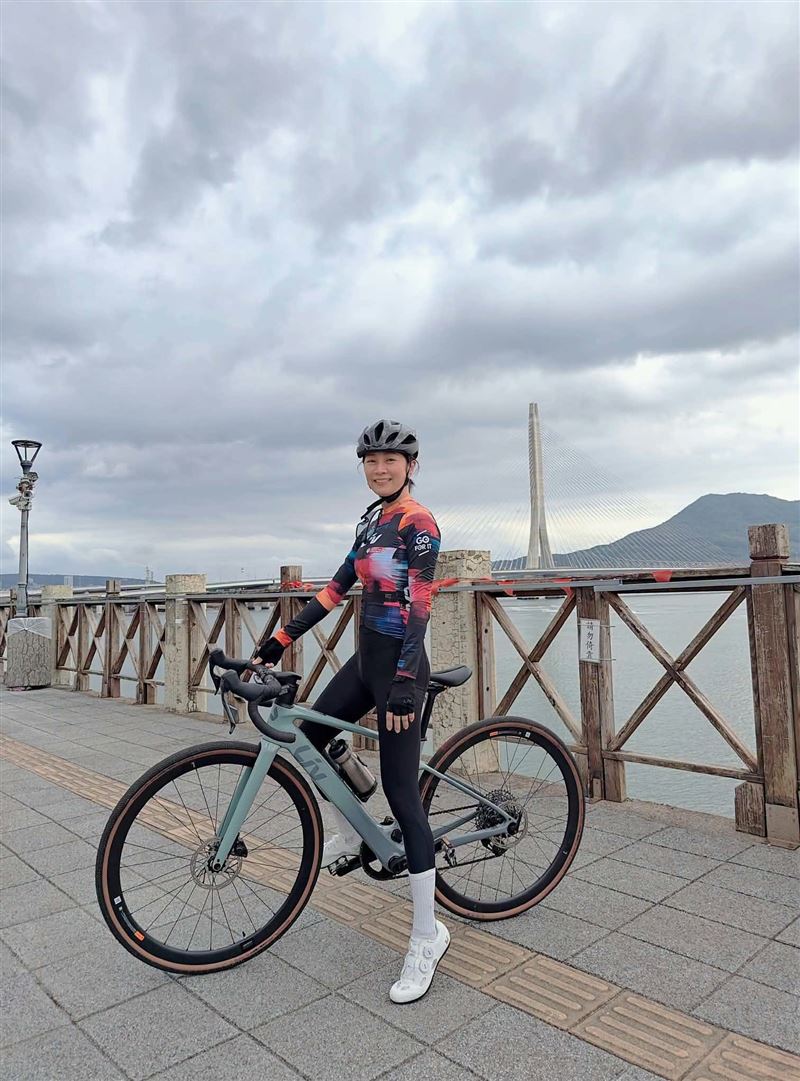 方文琳找陳美鳳一起去淡水騎單車,也邀請許多藝人好友同行。(圖/翻攝自方文琳臉書)