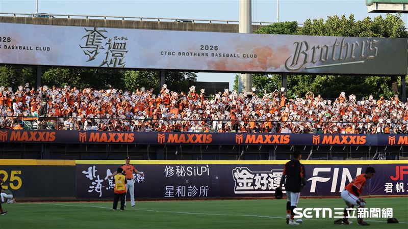洲際外野湧入橘海　餅總笑虧獅迷都在潛水