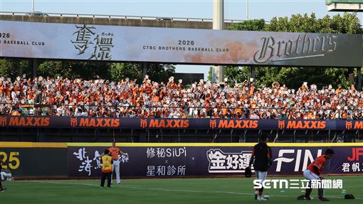 洲際外野湧入橘海　餅總笑虧獅迷都在潛水