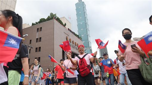 北市府國慶慢跑活動（2）台北市政府10日上午在市民廣場舉行113年國慶升旗暨慶祝活動，民眾揮舞國旗參與慢跑活動，一起慶祝國家最重要的慶典。中央社記者王飛華攝  113年10月10日
