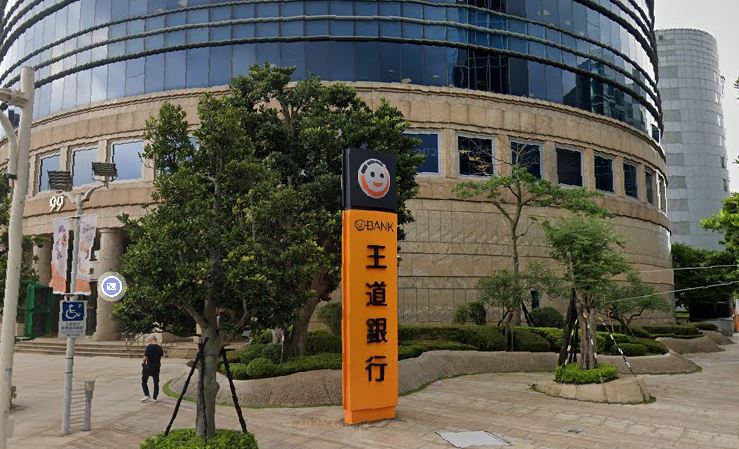 有網友發現,日本觀光客會跑到王道銀行總部拍照。(圖/翻攝自google map)