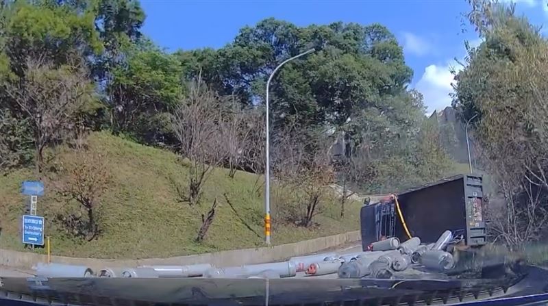 貨車上瓦斯鋼瓶滾落一地，甚至有一瓶朝原po車輛處滾過來，實屬驚險萬分。（圖／Threads @truly_man_ivan授權提供）