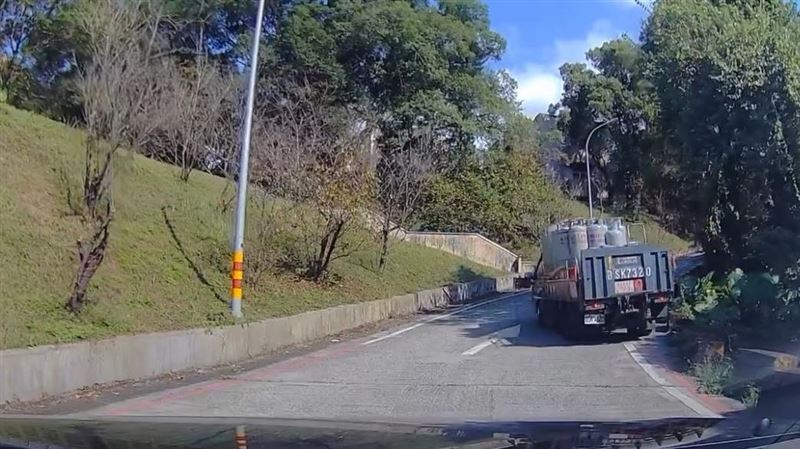 政大驚悚翻車意外！驚見瓦斯鋼瓶散落滿地