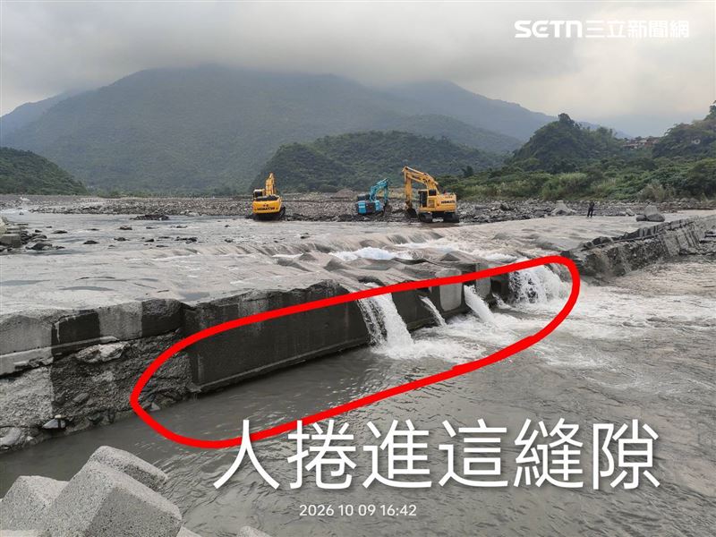 少年被湍流的河水捲進石頭縫隙裡。(圖/翻攝畫面)