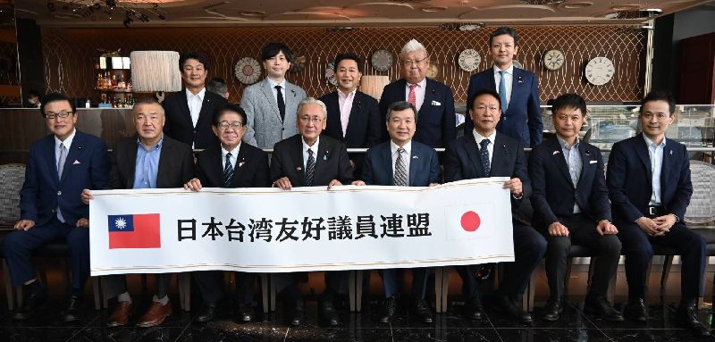 日本台灣友好議員連盟會長、眾議員古屋圭司(前排左4)9日率領跨黨派國會議員慶賀團赴台,參加雙十國慶相關活動。駐日代表李逸洋(前排右4)親赴東京羽田機場送機,感謝日本國會議員以實際行動展現對台灣的支持。(駐日代表處提供)