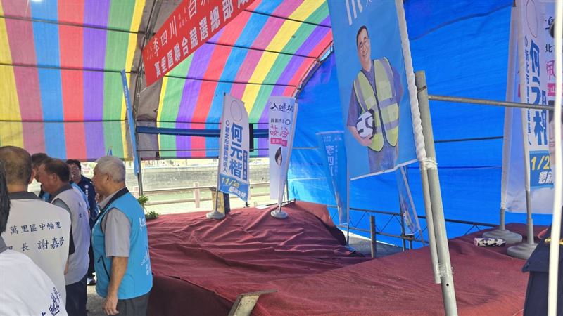 國民黨新北市長參選人李四川萬里競總成立時舞台突塌陷。（圖／翻攝畫面）