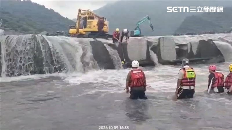 13歲男童跟家人到來義大橋下方烤肉與戲水,未料玩水過程中不慎摔進水中,又因水流十分湍急,被直沖到攔砂壩之後失蹤。所幸男童鑽進攔砂壩下方縫隙,平安獲救時,讓警消也激動拍手。(圖/翻攝畫面)