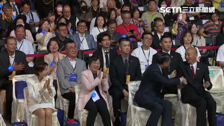 卓榮泰與韓國瑜互動。(圖/翻攝畫面)