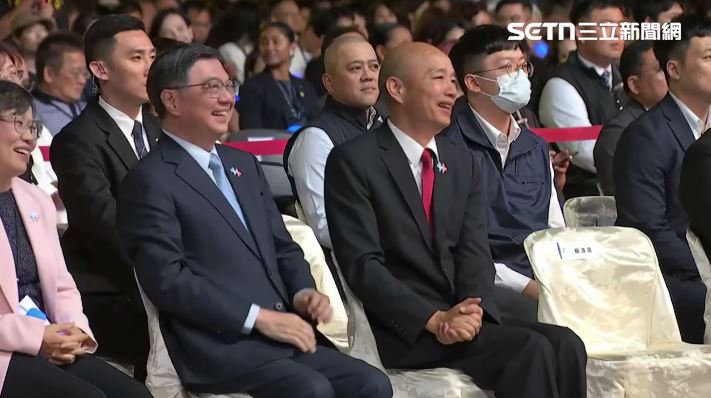 卓榮泰與韓國瑜互動。(圖/翻攝畫面)