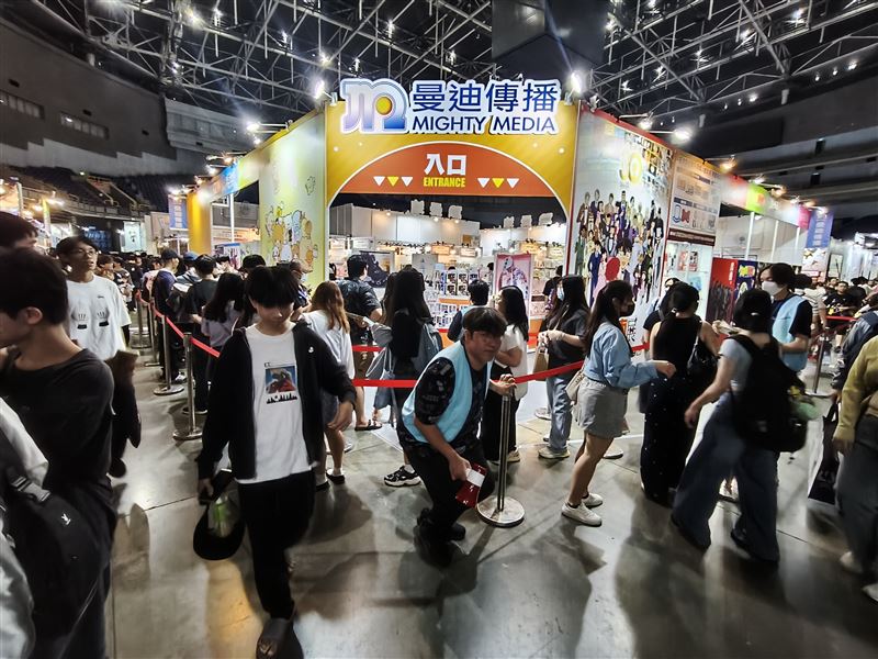 高雄國際動漫節首日湧現驚人人潮,知名動漫代理商曼迪傳播攤位前大排長龍,漫迷依序排隊搶購限量周邊。(圖/翻攝畫面)