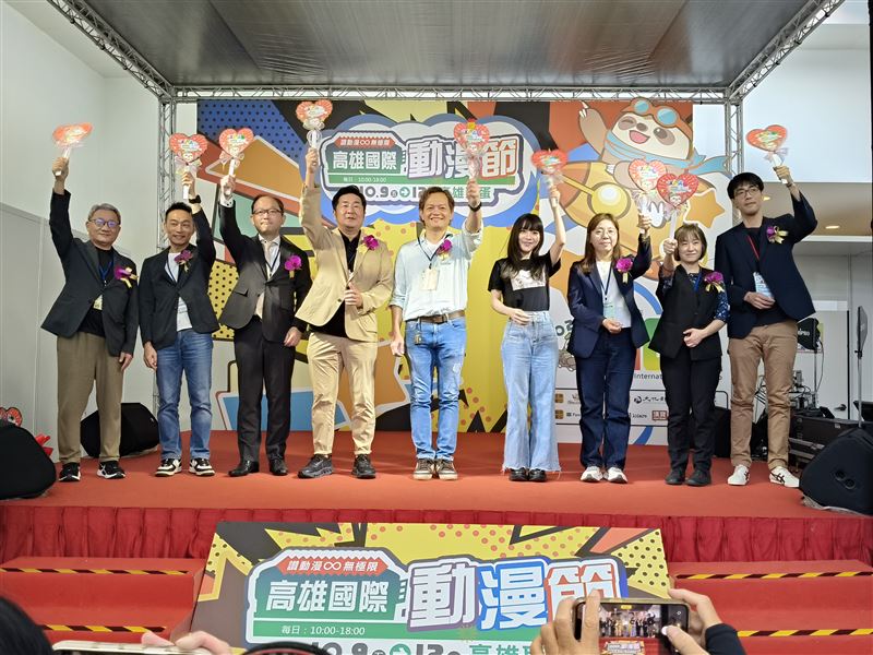 第七屆高雄國際動漫節熱血開展,主辦單位與立委黃捷(右4)、出席貴賓手持應援手燈於主舞台合影留念。(圖/翻攝畫面)