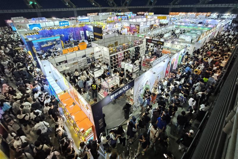 第七屆高雄國際動漫節今巨蛋登場!首日湧現排隊搶購人潮,4天展期估衝破35萬人次。(圖/翻攝畫面)