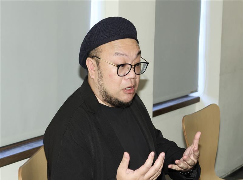 葉天倫業受訪過程中，透露自己曾在中國被騙的經歷。（圖／記者田俊彥攝影）