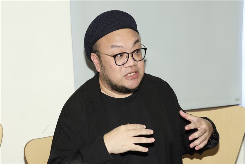 導演葉天倫以製作人的身份出席《小包袱》金鐘入圍媒體茶敘。（圖／記者田俊彥攝影）