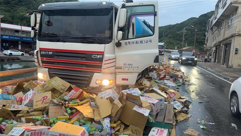新北瑞芳台2線84.5公里處,吳男駕駛營業貨運曳引車,疑因貨物捆綁不牢,運載的飲料及箱子散落一地。(圖/翻攝畫面)