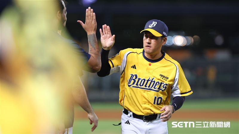 中職37年季後挑戰賽G1,中信兄弟4:1擊敗統一獅停牌,總教練平野惠一和球員擊掌。(圖/記者劉彥池攝影)